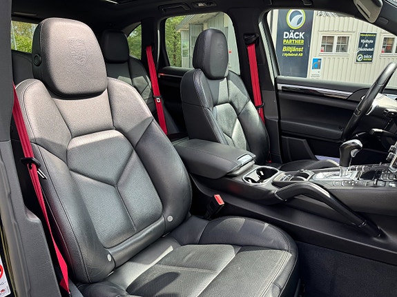 Porsche Cayenne 9 of 14