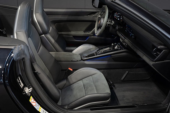 Porsche 911 Carrera GTS 11 of 19