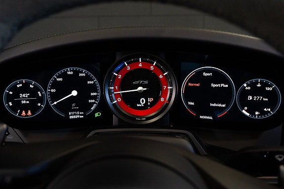 Porsche 911 Carrera GTS 14 of 19
