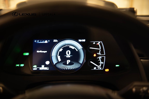 Lexus UX250h 18 of 21
