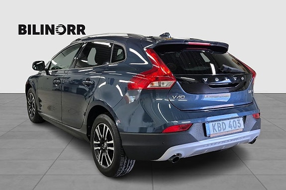 Volvo V40 Cross Country 2 of 5