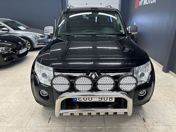 Mitsubishi Pajero 2 of 20