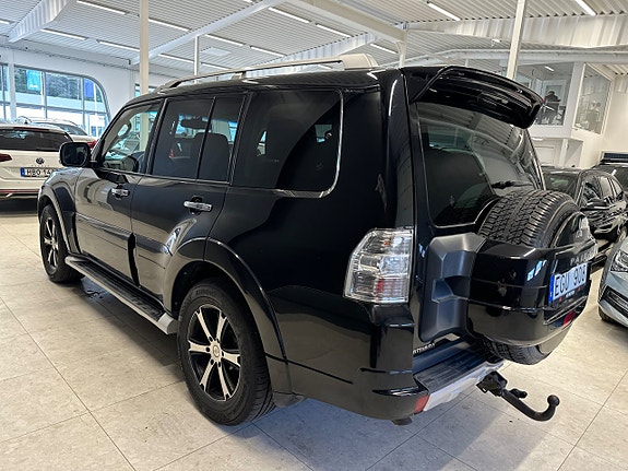 Mitsubishi Pajero 4 of 5