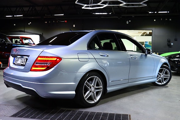 Mercedes-Benz C180 4 of 5