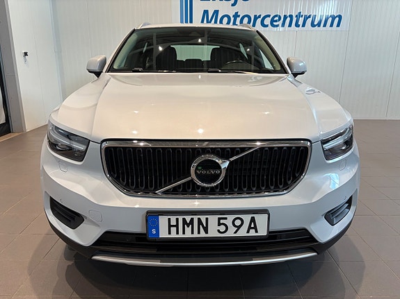 Volvo XC40 2 of 5