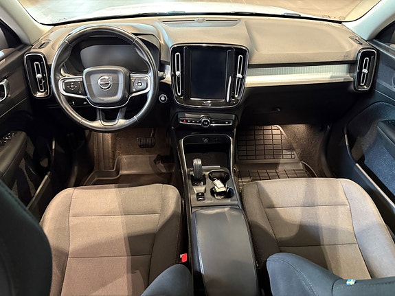 Volvo XC40 10 of 17