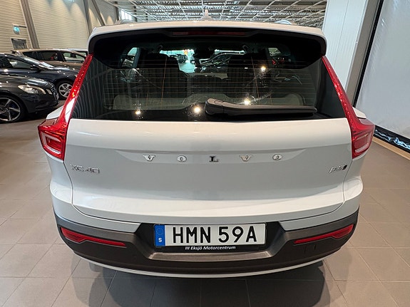 Volvo XC40 6 of 17