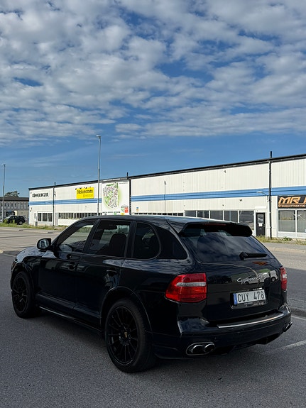 Porsche Cayenne GTS 4 of 5