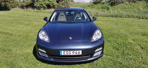 Porsche Panamera 4S 2 of 5