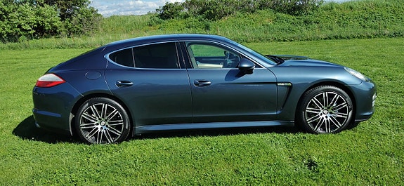 Porsche Panamera 4S 4 of 5