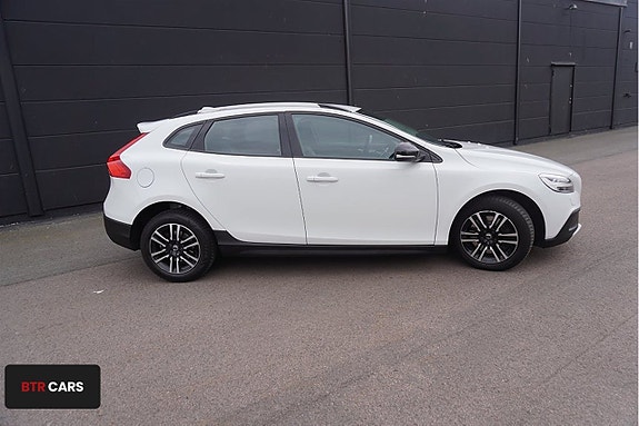 Volvo V40 Cross Country 2 of 5