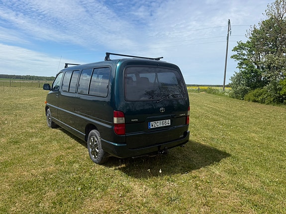 Toyota HiAce 3 of 5