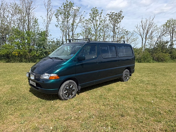 Toyota HiAce 2 of 5