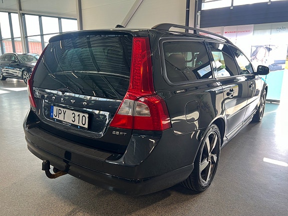 Volvo V70 3 of 5