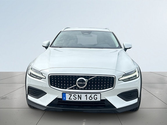 Volvo V60 Cross Country 2 of 5