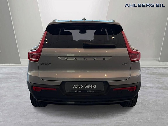 Volvo XC40 4 of 5