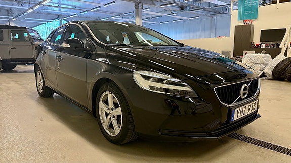Volvo V40 2 of 5