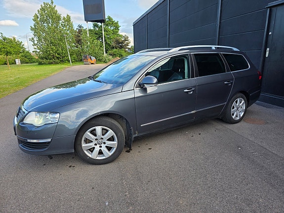 Volkswagen Passat 2 of 5