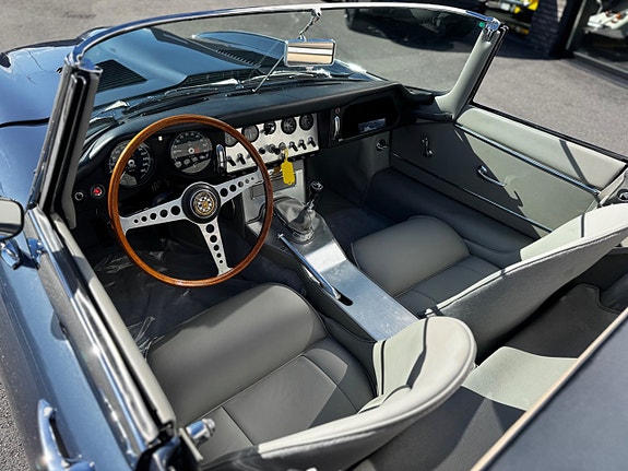 Jaguar E-TYPE 15 of 18