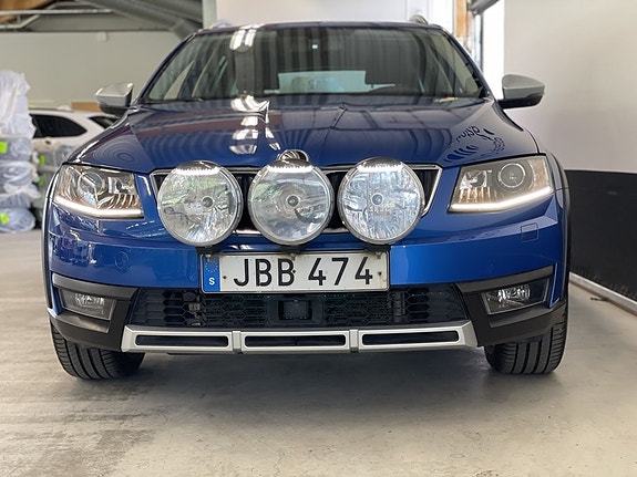 Skoda Octavia Scout 2 of 5
