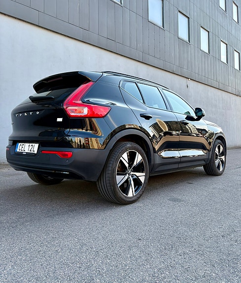 Volvo XC40 2 of 14