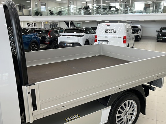 Peugeot e-Expert 13 of 14