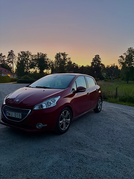 Peugeot 208 2 of 5