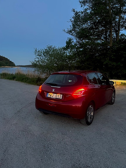 Peugeot 208 3 of 5