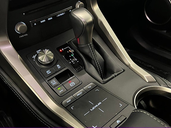 Lexus NX300h 18 of 21