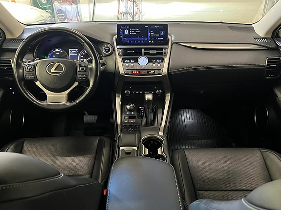 Lexus NX300h 8 of 21