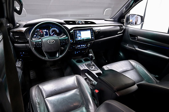 Toyota HiLux 11 of 24