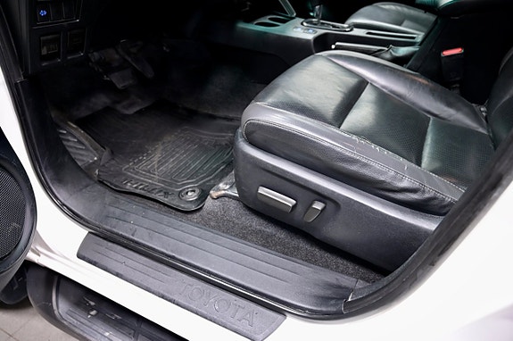 Toyota HiLux 16 of 24