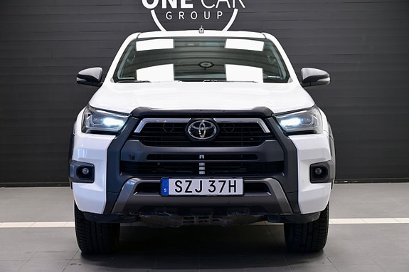 Toyota HiLux 2 of 5