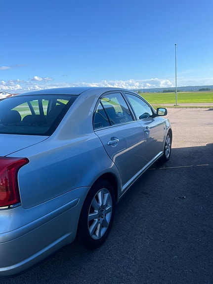 Toyota Avensis 2 of 5