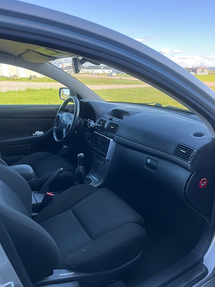 Toyota Avensis 4 of 5