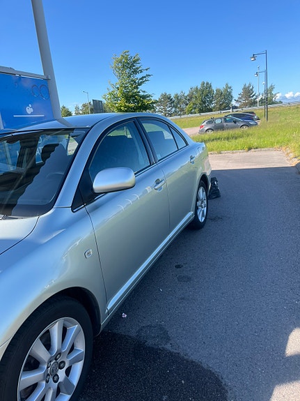 Toyota Avensis 3 of 5