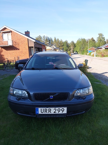 Volvo V70 2 of 5