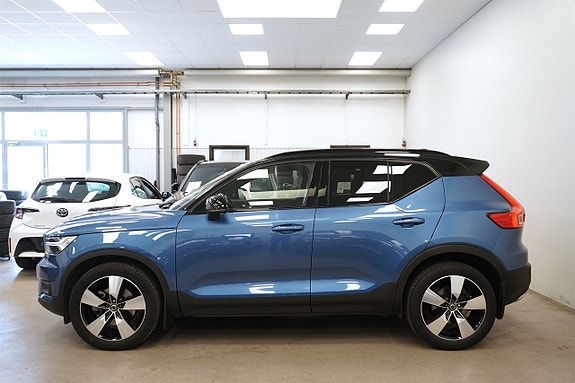 Volvo XC40 2 of 27
