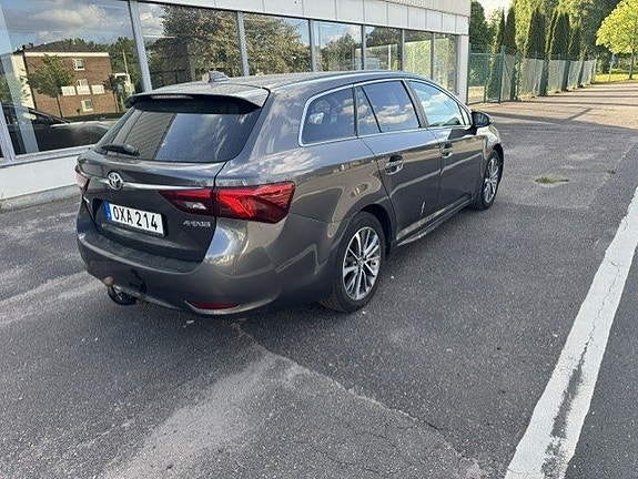 Toyota Avensis 4 of 5
