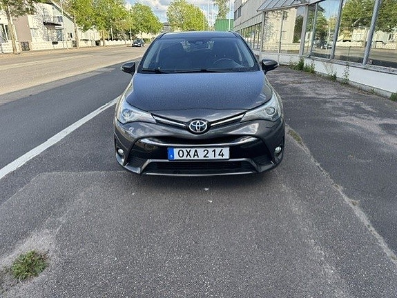 Toyota Avensis 2 of 5