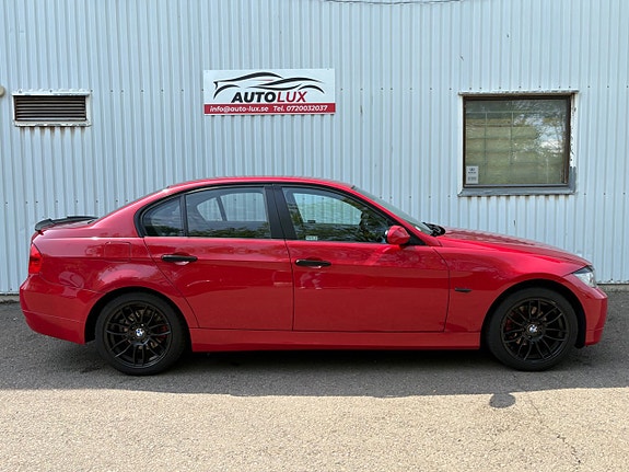 BMW 320i 4 of 5