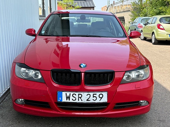 BMW 320i 3 of 5