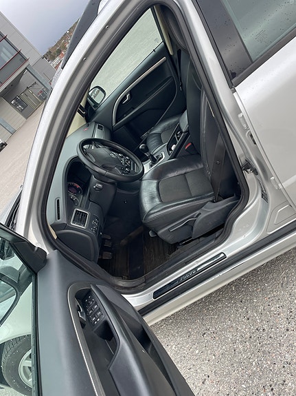 Volvo V70 3 of 5