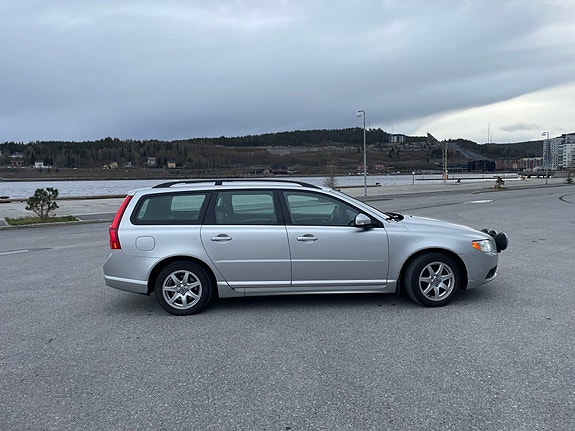 Volvo V70 2 of 5