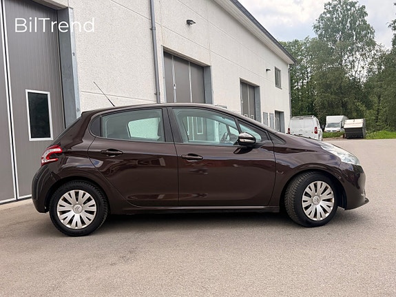 Peugeot 208 2 of 5