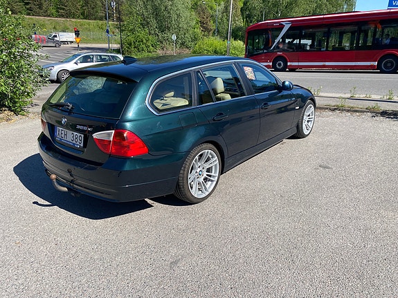 BMW 325Xi 2 of 5