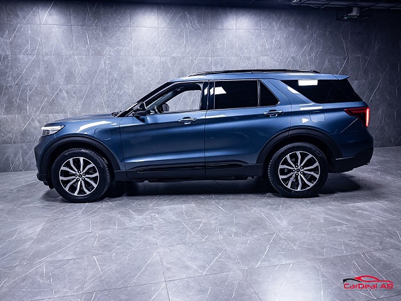 Ford Explorer 4 of 5