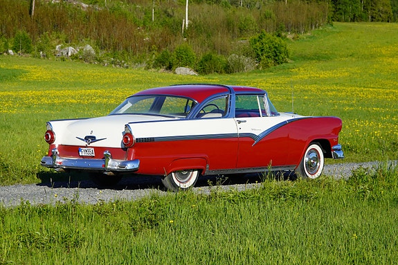 Ford Crown Victoria 2 of 5