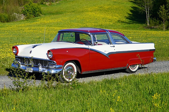 Ford Crown Victoria 3 of 5