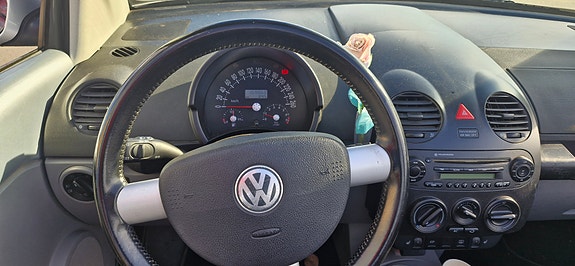 Volkswagen New Beetle 4 of 6